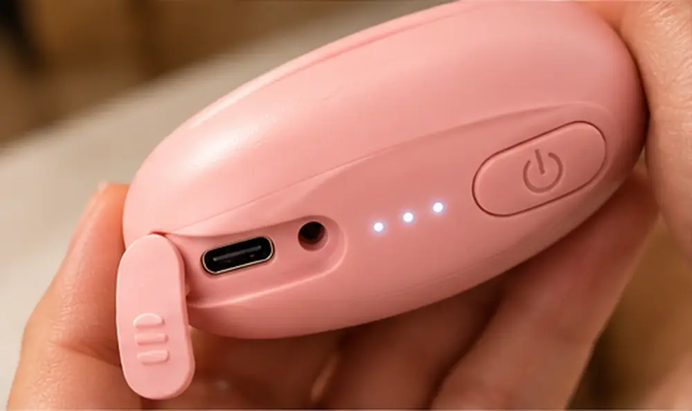 Puerto USB-C con tapita de goma, botón y tres indicadores LED